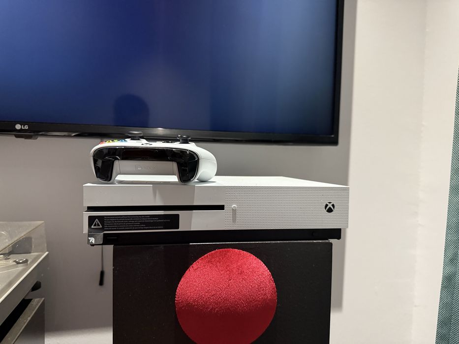 Vand Xbox One S de 1tb