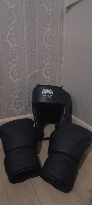 Боксёрский перчатки и шлем