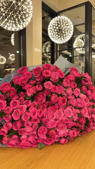 37 веток кустовых роз