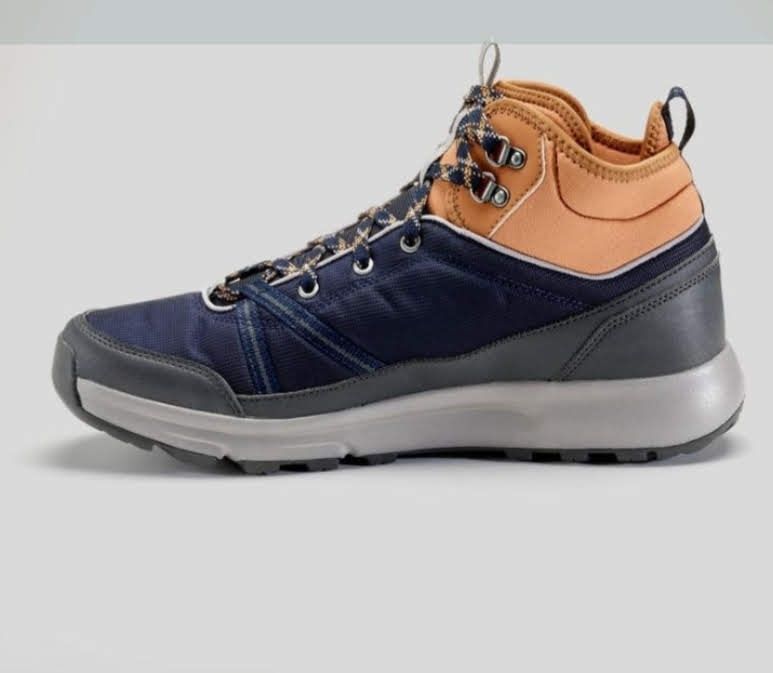 Кроссовки демисезонные, высокие.