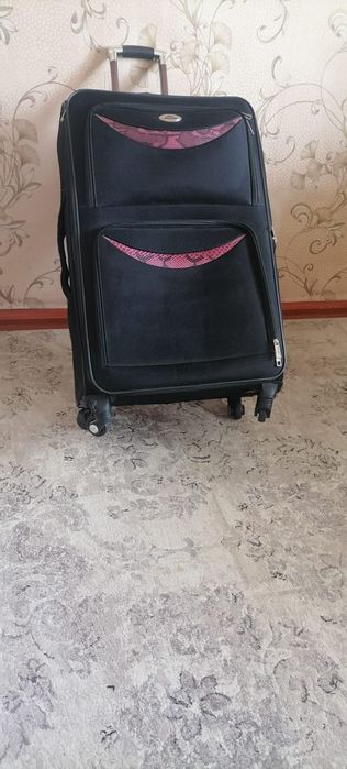Продам  чемодан.