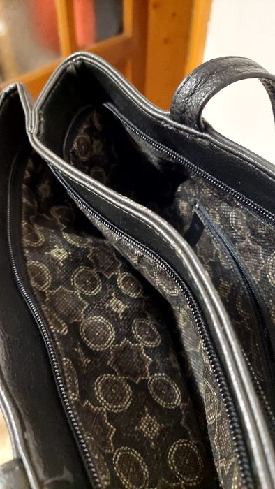 Geantă din piele neagră