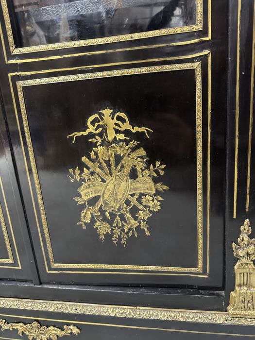 Vitrina napoleon III - intarsii si filee din alama, elemente bronz