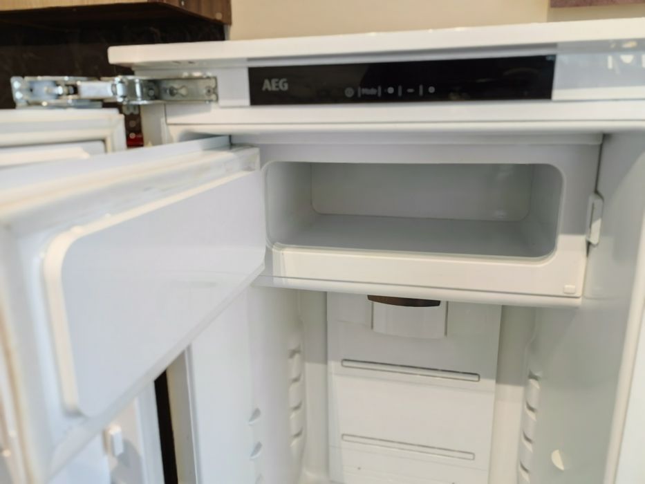 Хладилник за вграждане AEG