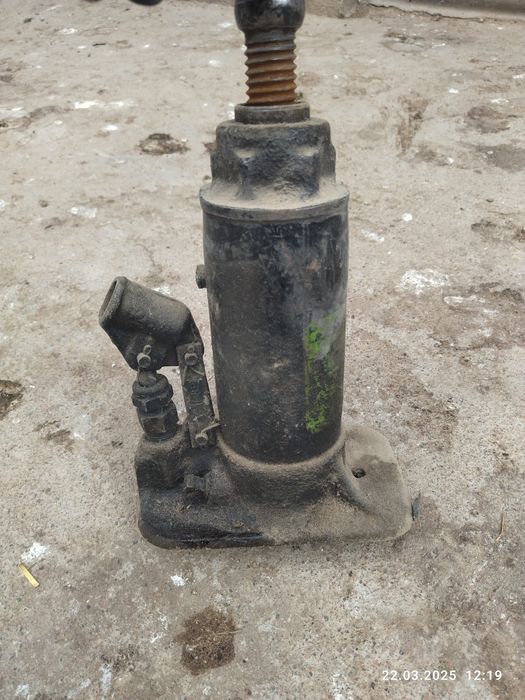 Продам домкрат .