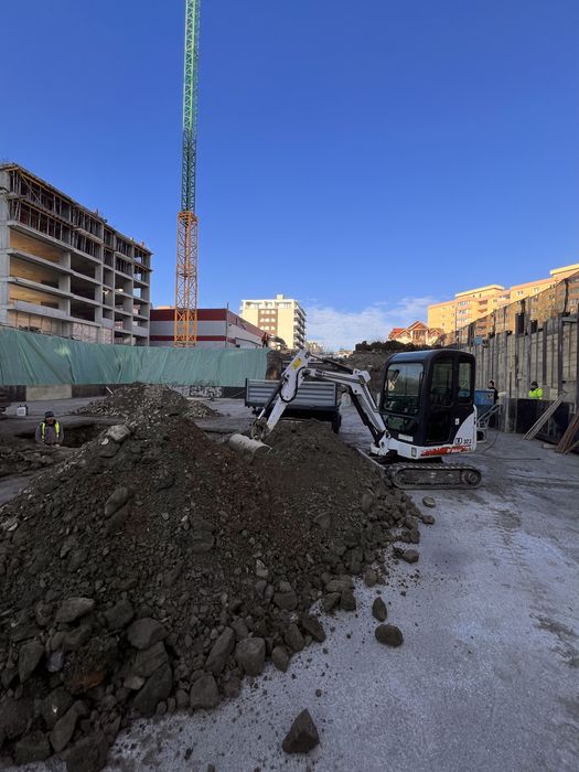 Sapaturi miniexcavator BobCat carat moloz, agregate.