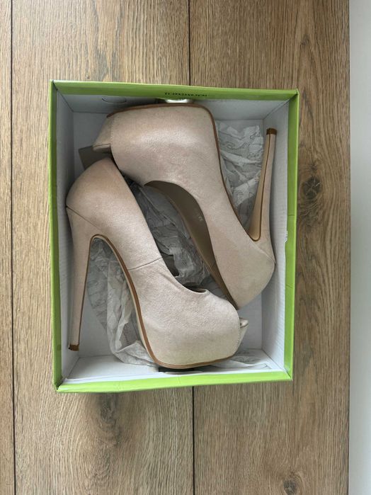 Дамски обувки на висок ток