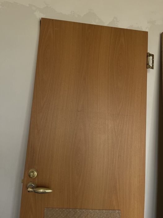 Есік жақсы натурал ағашпен істелген