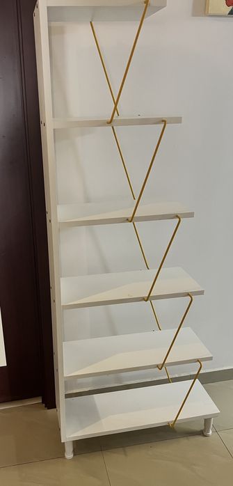 Etajera cu insertii metalice