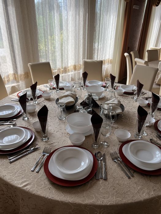 Mobilier , veselă, tacâmuri pentru sală de evenimente