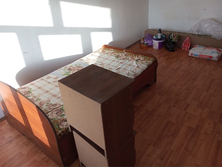 Продам кровать с двумя тумбочками