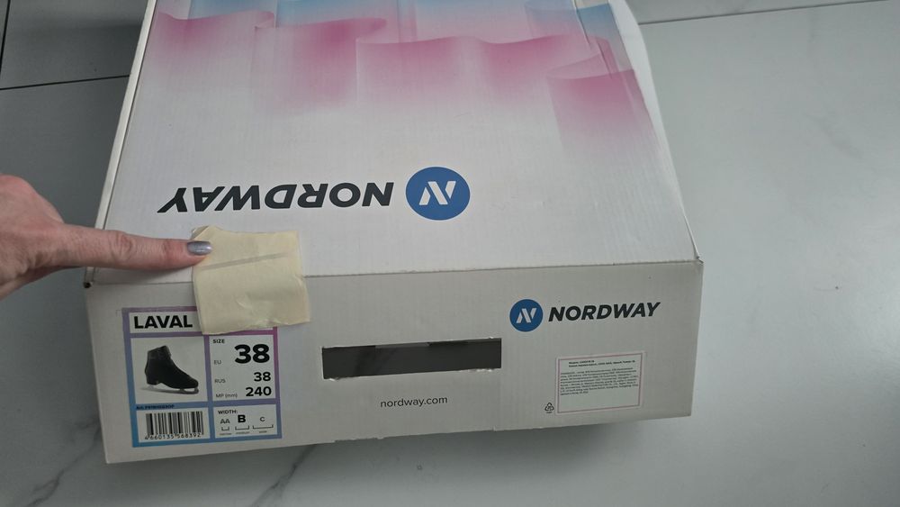 Продам новые фигурные коньки, 38 размер