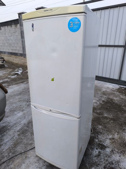 Холодильник рабочий. Доставка есть.