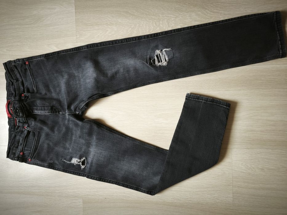 Дънки:HUGO BOSS с червени акценти.