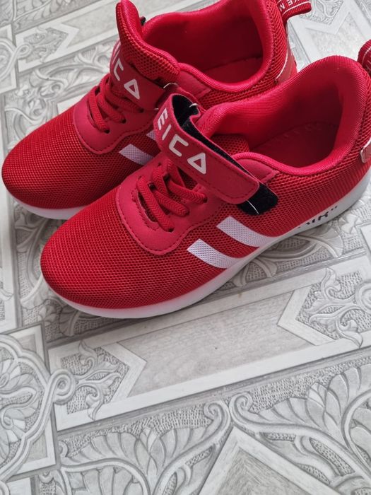 Продам кроссовки