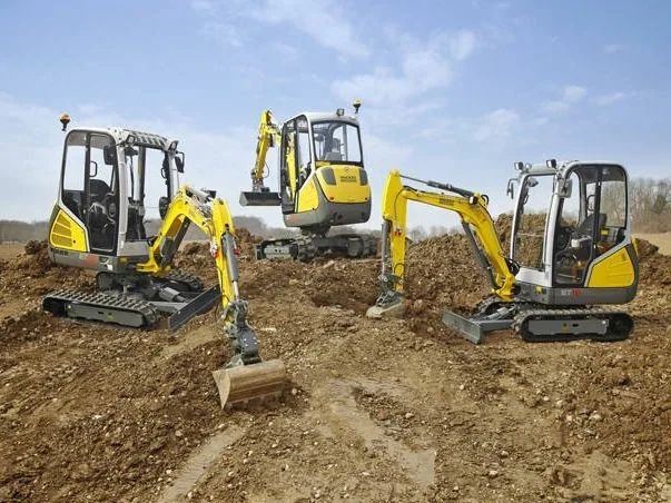 Услуги мини-эксковатора. Экскаватор.