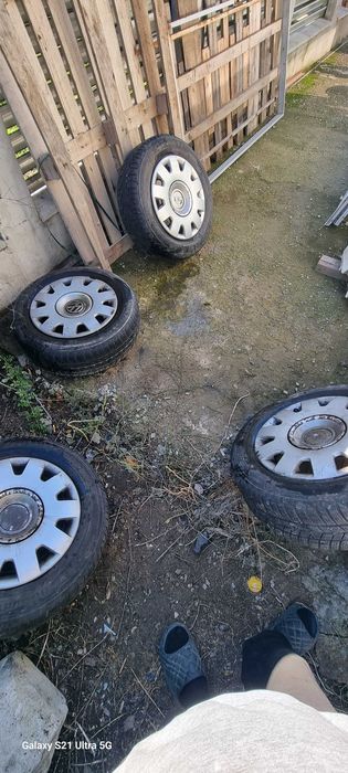 Roți cu doua cauciucuri in stare buna  de vânzare 195,65,15