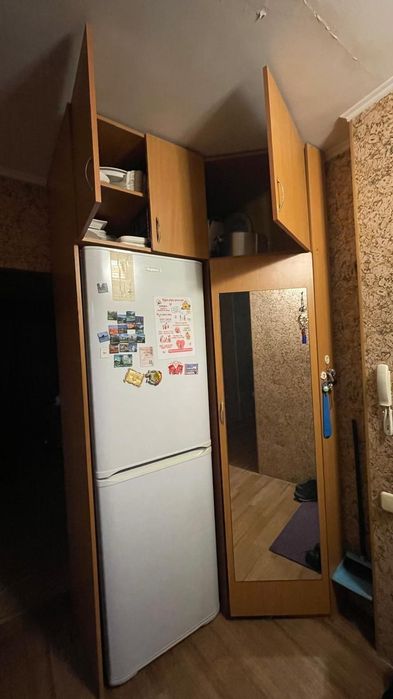 Продам угловой диван и прихожую.