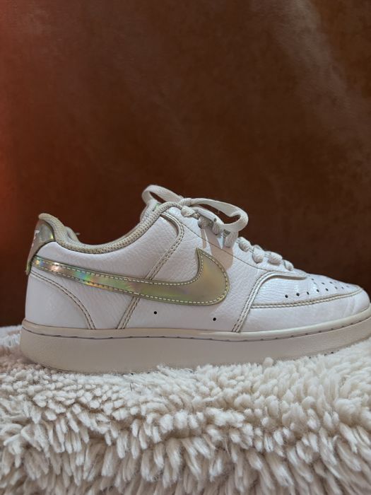 Adidași Nike Court Vision Low - Alb cu logo iridescent / argintiu