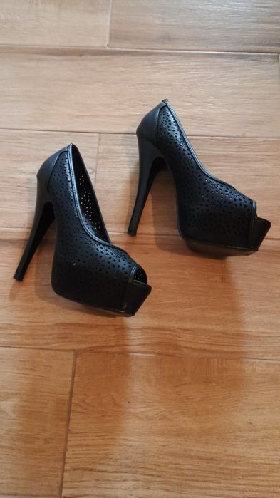 Продавам черни официални дамски обувки