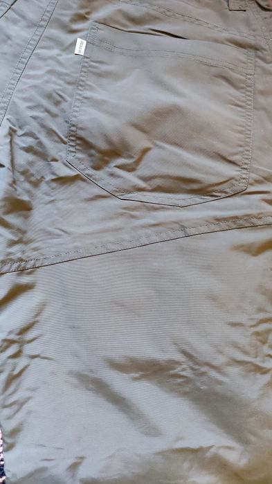 Продавам мъжки спортен панталон.