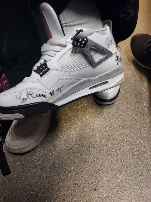 Papuci jordan 4 semnati de echipa de basket U Cluj