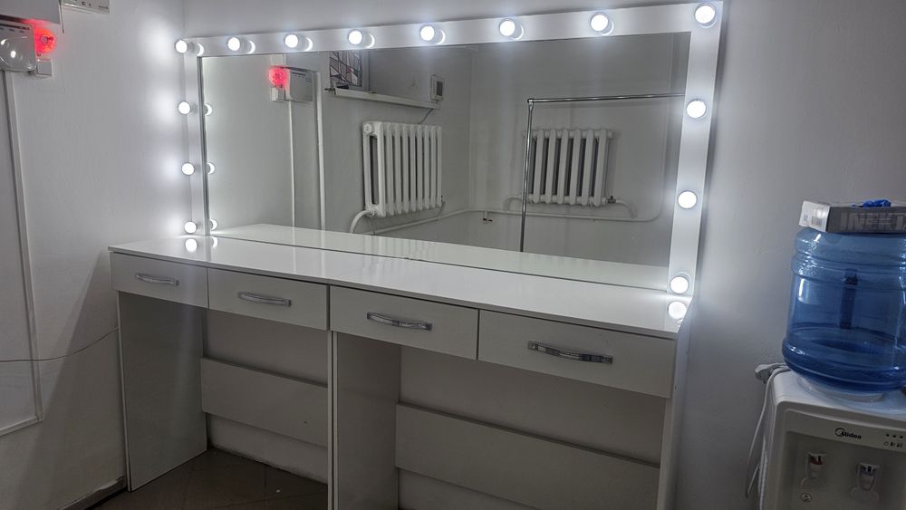 Продам стол для визажиста