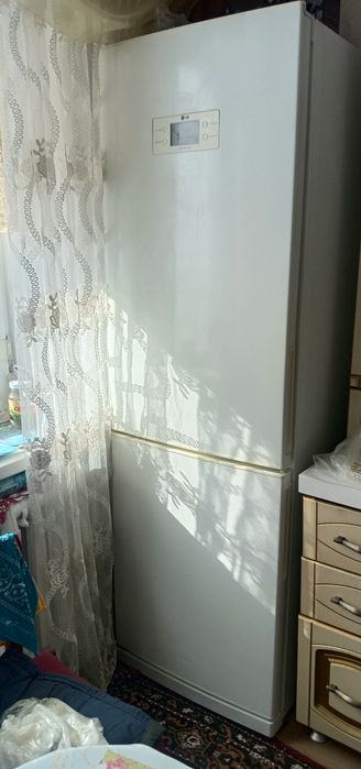 Продам холодильник двухкамерный LG