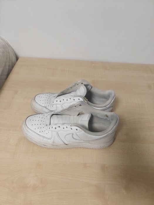 Adidasi Air Force 1 bătuți de soartă