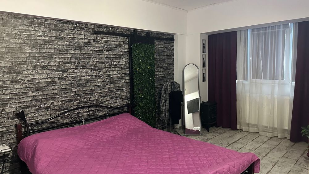 Apartament cu trei camere de vanzare, Barlad, zona centru