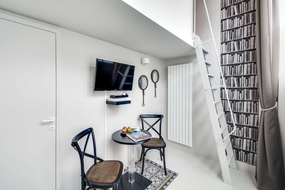 Дава се под наем Едностаен апартамент в Пловдив, Център - 26 кв.м за 117.3 € - Снимка #1