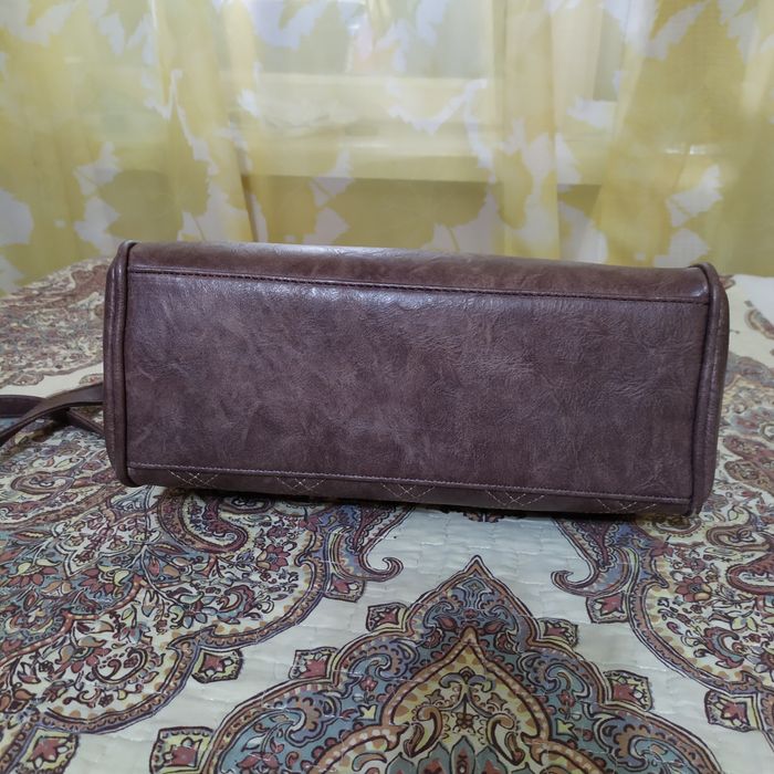 Сумка цвета моко.