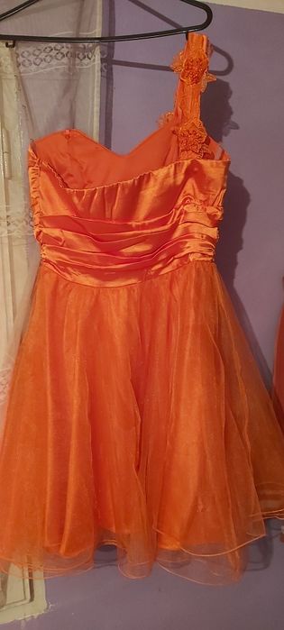 Vand diverse rochii de gala si de zi :)