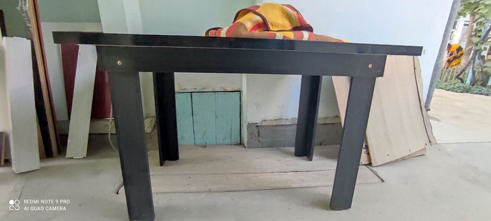 Кухонный стол из акрила