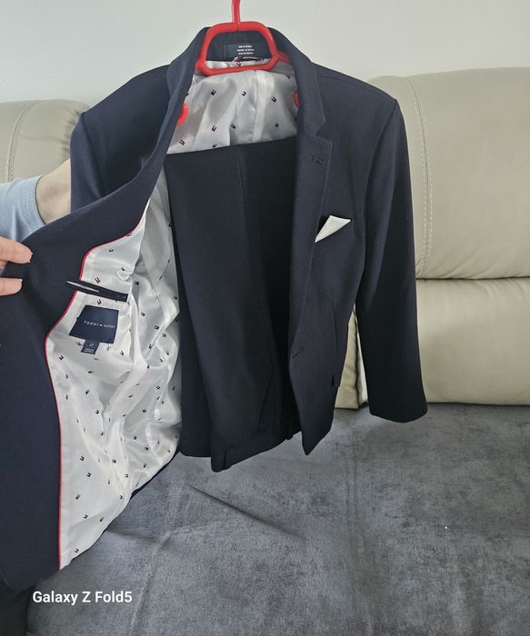 Vând costum Tommy H. 12 ani