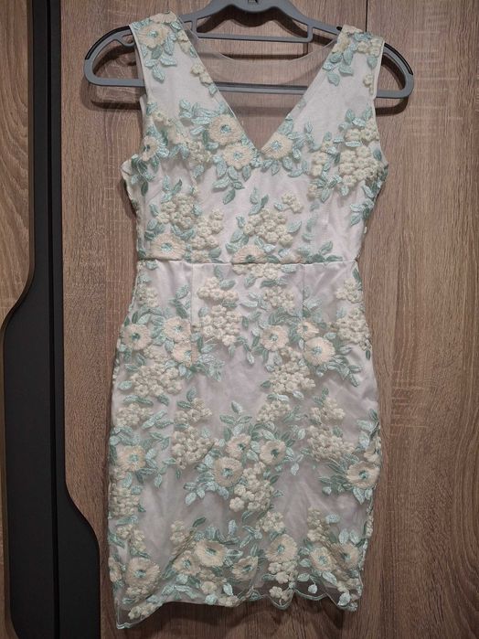 Бяла официална рокля с цветя