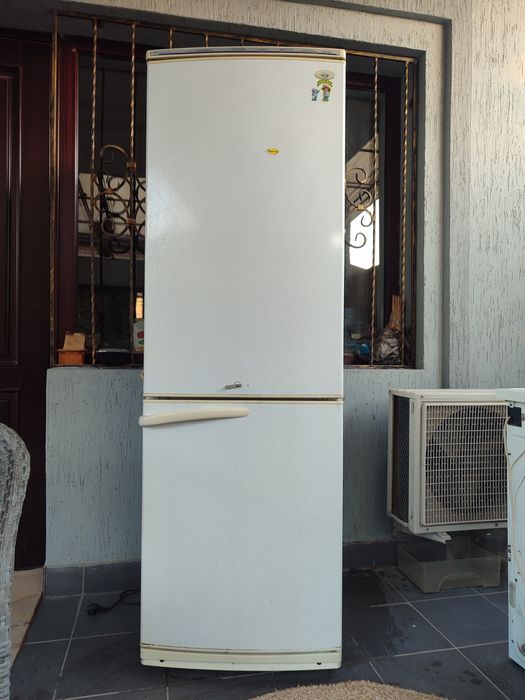 Продаётся двух камерный холодильник Атлант.