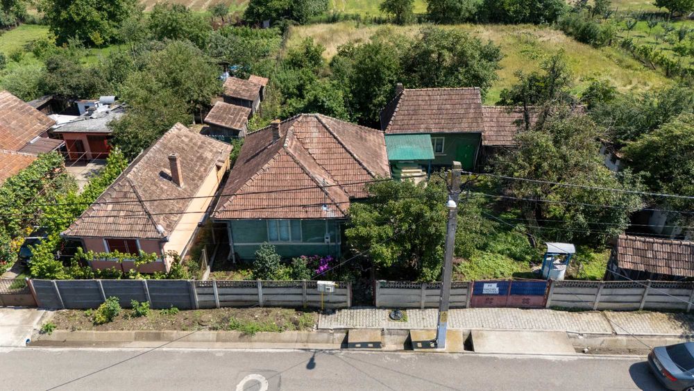 Casă bătrânească cu grădină și teren extrav. de vânzare - Ocna Mureș