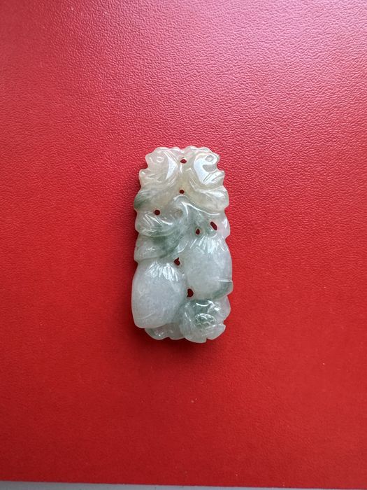 Кулон в виде цветка из белого и зеленого нефрита, 40мм , 7,5г