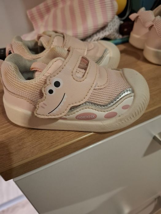 Пантофи, сандали, боти и маратонки