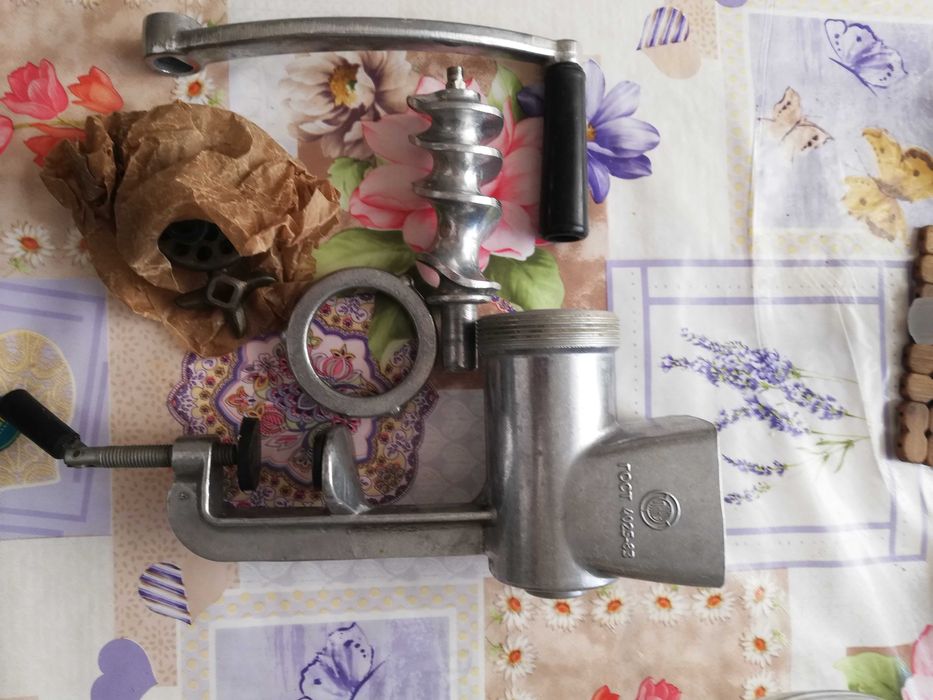 Продам новую, аллюминивую мясорубку Побутова МА-С