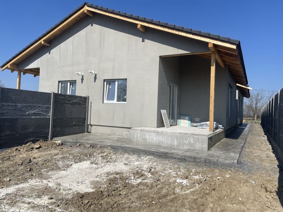 Vand 1/2 duplex, 3 dormitoare, 2 bai, mosnita noua, 120000 euro