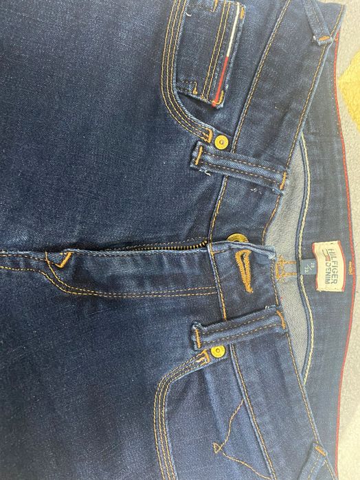 Blugi Guess si Tommy Hilfinger