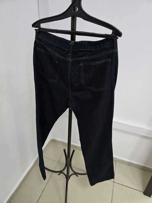 Джинсы он бренда юникло