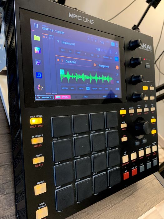 AKAI MPC One - Standalone Music Workstation Sampler + 128GB Card Cadou