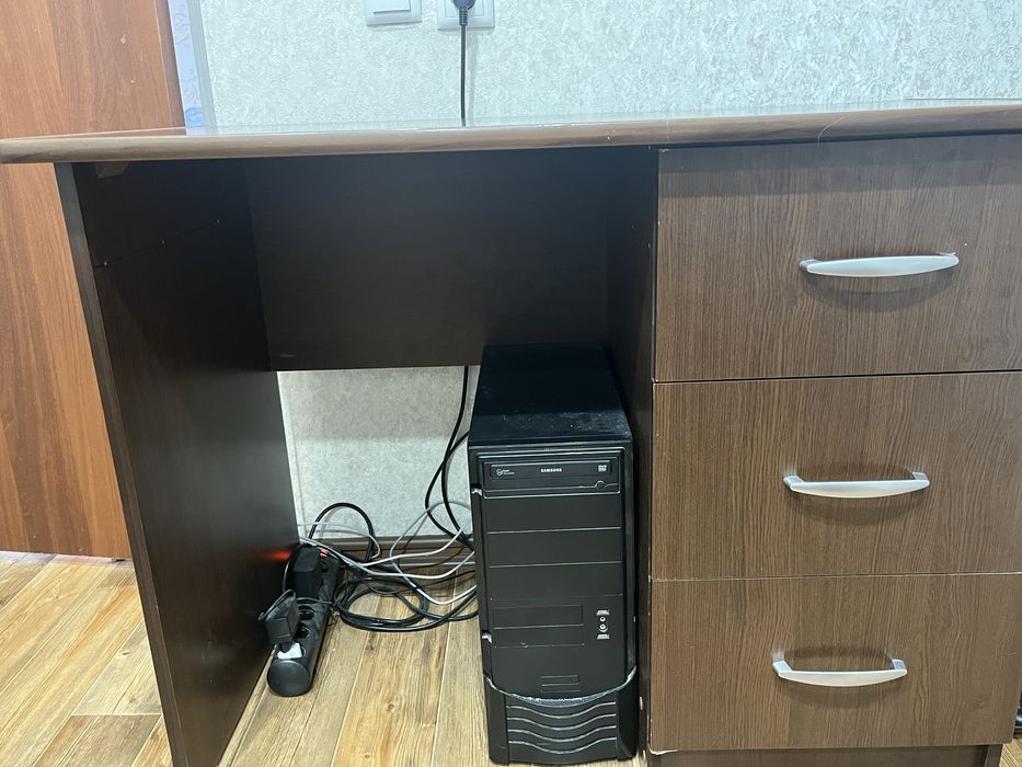 Стол компьютерый