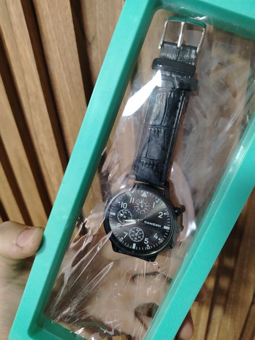 Saudiya Dan kelgan qo'l soat ishlatilmagan yangi qutisi sal yirtilgan