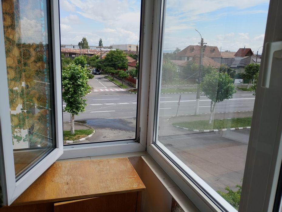 Apartament de închiriat .