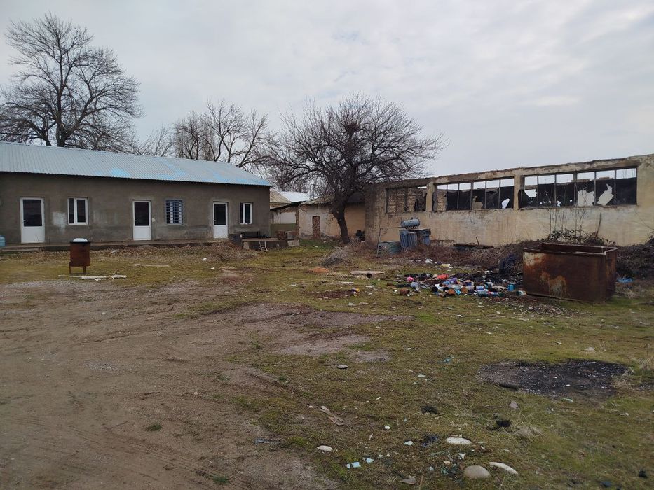 50 sotix yer sotiladi kadatiri bor  barcha kamunikatsiya bor gaz, svet