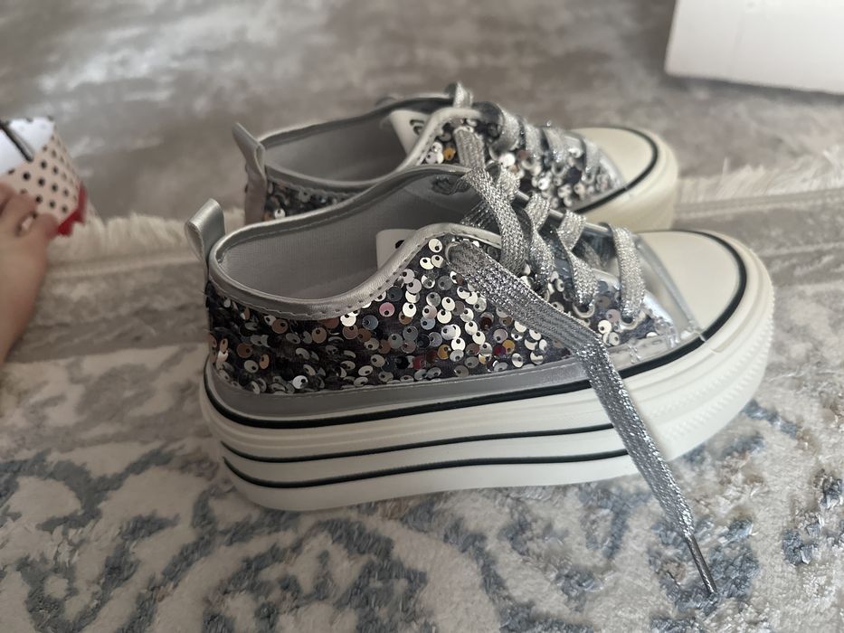 Женские кроссовки